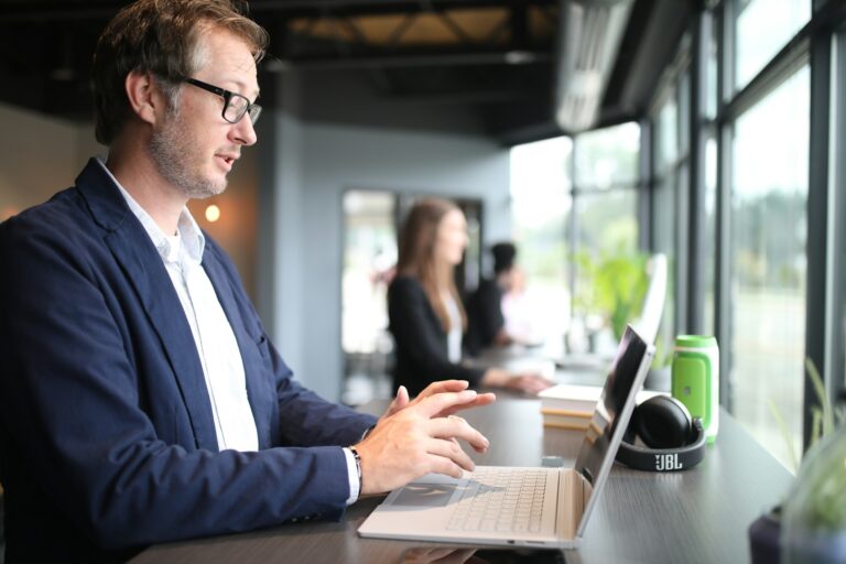 Beste staande bureaus voor rugklachten